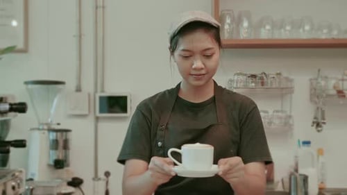 Jovem barista voltada para o serviço trabalhando em uma cafeteria