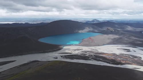 Vista aérea del lago Blue Crater y Braided Rivers en Islandia