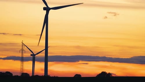 Große Windturbinen mit Rotorblättern, Silhouetten, Windmühlen bei atemberaubendem, bewölktem, farbenfrohen Sonnenuntergang