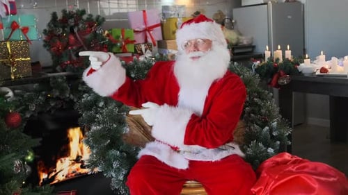 Papai Noel apontando o dedo para o local em busca de um link publicitário convida você a visitar as vendas de Natal