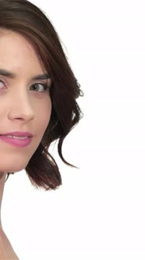 Femme rayonnante souriant sur un fond blanc éclatant