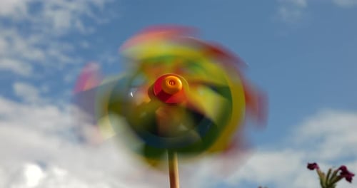 Windradfarben des Regenbogens auf dem Hintergrund des Himmels. LGBT-Farbkonzept
.