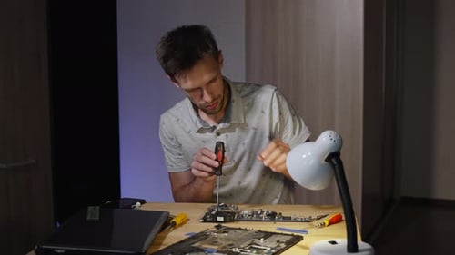 Computeringenieur baut nach der Reparatur die Laptop-Leiterplatte zusammen