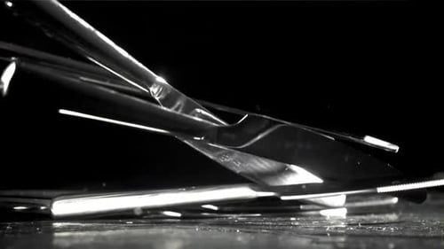 El cuchillo cae sobre la mesa negra filmado con una cámara de alta velocidad a 1000 fps