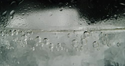 La macro de un camarero profesional es mezclar un gin tonic con cubitos de hielo de cristal profesionales para cortar