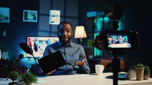 Influencer testet Tablet im Studio