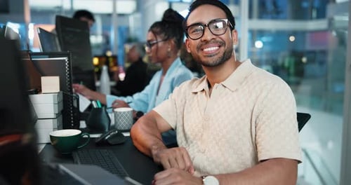 Computer, Gesicht und Lächeln eines Programmierers am Schreibtisch im Büro für Coworking oder Softwareentwicklung