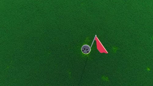 Luftaufnahme des Golflochs mit Flagge und Ball