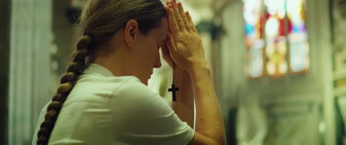Une fille adulte s'est agenouillée dans une prière d'action de grâce à Dieu dans l'église cathédrale. Une femme sincèrement croyante
