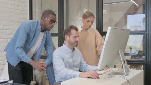 Jovens multiétnicos trabalhando no computador