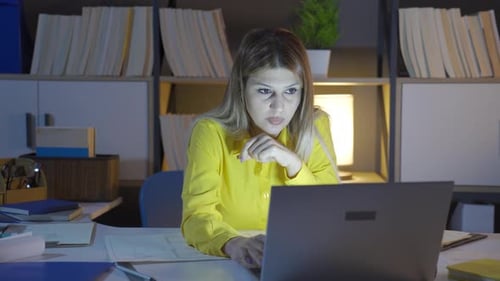 Lustige Frau, die ihren Job liebt.