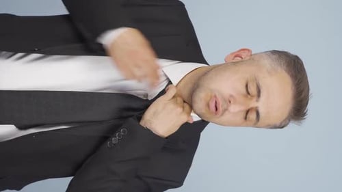Vertikales Video eines Geschäftsmannes mit Atemnot.