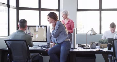 Escritório de coworking, tela de computador e colaboração com profissionais