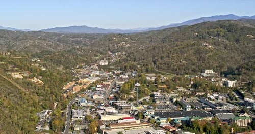 Imagen panorámica de Gatlinburg Tennessee Aerial v1 que captura el pintoresco paisaje urbano de las estribaciones de una pequeña montaña t
