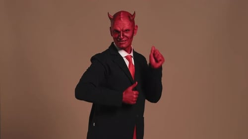 Demonio empresario haciendo gestos sobre fondo marrón