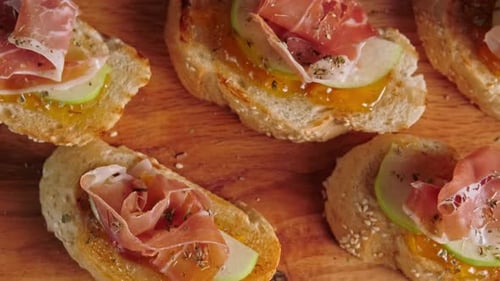Pintxos Food Cenital View, tapas espagnoles au jambon serrano, fond de table à carreaux