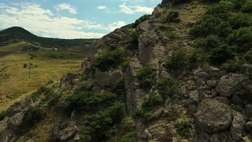 Vue aérienne de la beauté pittoresque du village de montagne au milieu de sommets majestueux