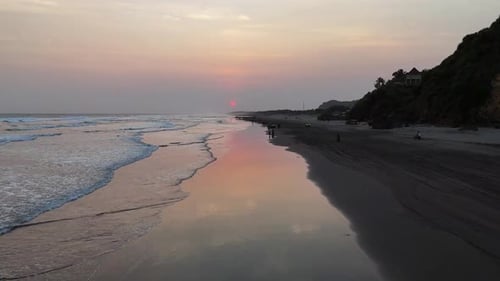 Strand bei Sonnenuntergang aus der Luft