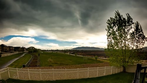 Chuva de quintal e granizo, tempestade de granizo, lapse de tempo e dramático cenário nublado