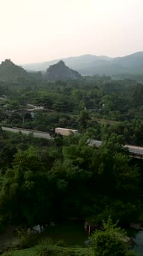 Village rural très calme entouré de nature et de champs dans une vallée au Vietnam