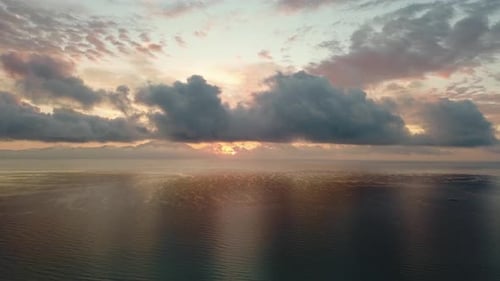 Luftaufnahme, herrlicher Himmel bei Sonnenuntergang über dem Strand der Ägäis.