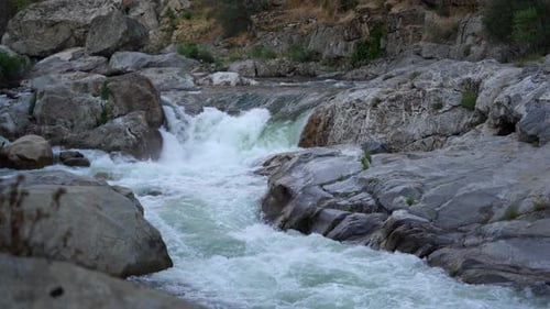 Agua turbulenta en los rápidos de un río, aguas bravas