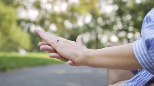 Une femme caucasienne se frotte les mains en gros plan