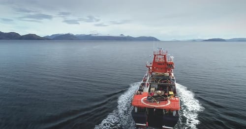 Großer Icebreaker-Schiffstanker in antarktischen Gewässern