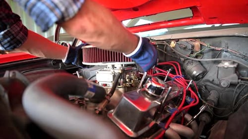 Mechaniker für den Einbau des kreisförmigen Motorluftfilters