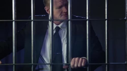 White Collar Crime - Hombre molesto por haber sido arrestado y encarcelado por delitos financieros HD