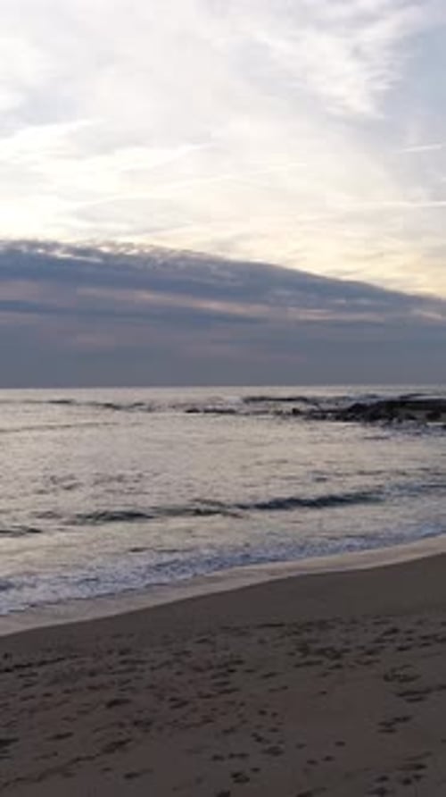 Vídeo vertical do pôr do sol na praia