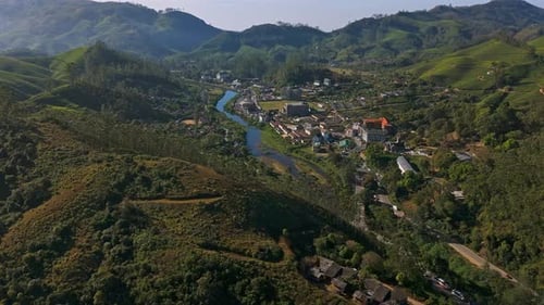 Vue par drone d'une vallée de montagne rurale et de plantations de thé vert luxuriantes, journée ensoleillée