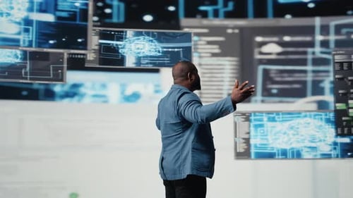 Ingeniero de software profesional negro que programa para la innovación tecnológica