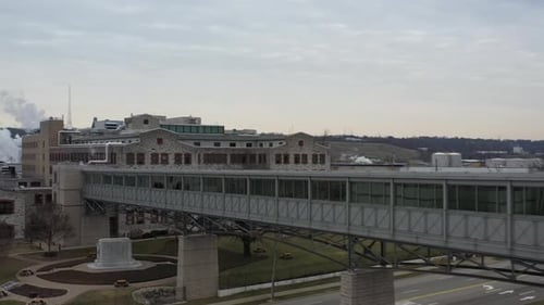 Vue aérienne d'un complexe industriel avec de la fumée, États-Unis.
