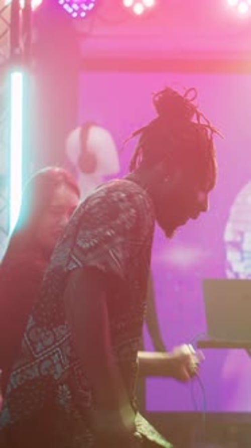 Vertikales Video: Personen, die Spaß beim Feiern im Club haben