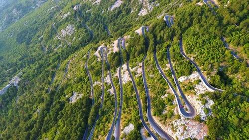 Estrada sinuosa: serpentina de Lovcensky com curvas perigosas que levam ao topo do Montenegrino