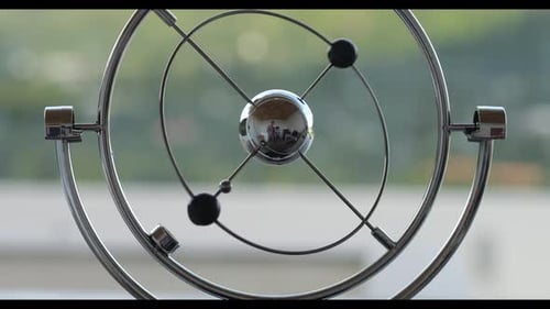 Boules pendulaires de table rotative Cropped View anti-stress dans la nature tropicale