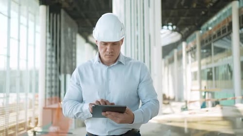 Bauarbeiter, Inneningenieur, Mann, Architekt, überprüft das Gebäude, die Baustelle, Tablet