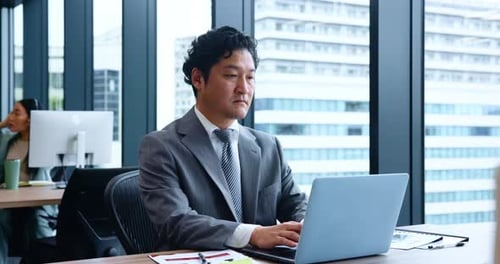 Empresário japonês, laptop e digitação para comunicação, e-mail ou relatório como contador na empresa