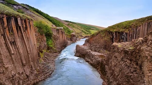 Säulenfelsen ragen über dem schmalen Fluss empor. Auf einigen Berggipfeln befinden sich Aussichtsplattformen
.