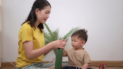 Mientras estás de vacaciones en casa, un envoltorio de regalo para una madre con un niño pequeño