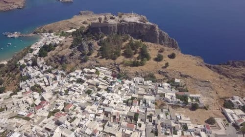 Vue aérienne de la ville grecque de Lindos, de Rhodes et de l'Acropole.