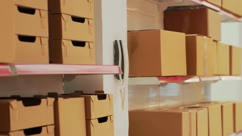 Entrepôt vide avec téléphone fixe au mur