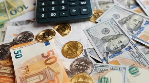 Hintergrund mit US-Dollar- und Euro-Scheinen, BTC, Bitcoins und zu zahlenden Rechnungen