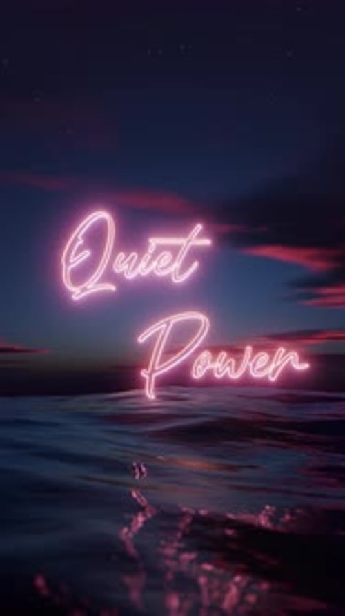 Panneau Neon Quiet Power qui brille sur les vagues calmes de l'océan avec un ciel crépusculaire réfléchissant