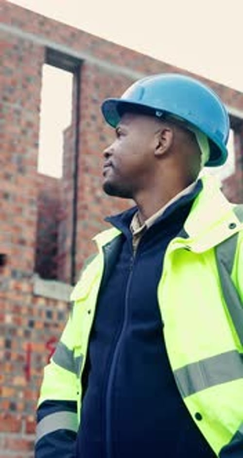 Construir, usar casco y pensar con un hombre negro en una obra de ingeniería