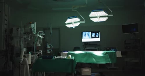 Vista general del quirófano vacío con cama y radiografías en cámara lenta