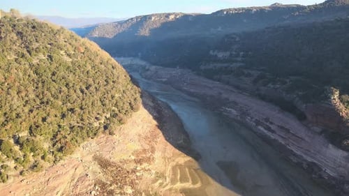 Der Sau-Sumpf ist aufgrund der extremen Trockenheit und des Mangels an Regen ohne Wasser. Bodenwüsten