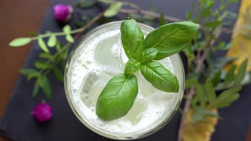 Ein gut servierter alkoholischer Cocktail in einem Restaurant