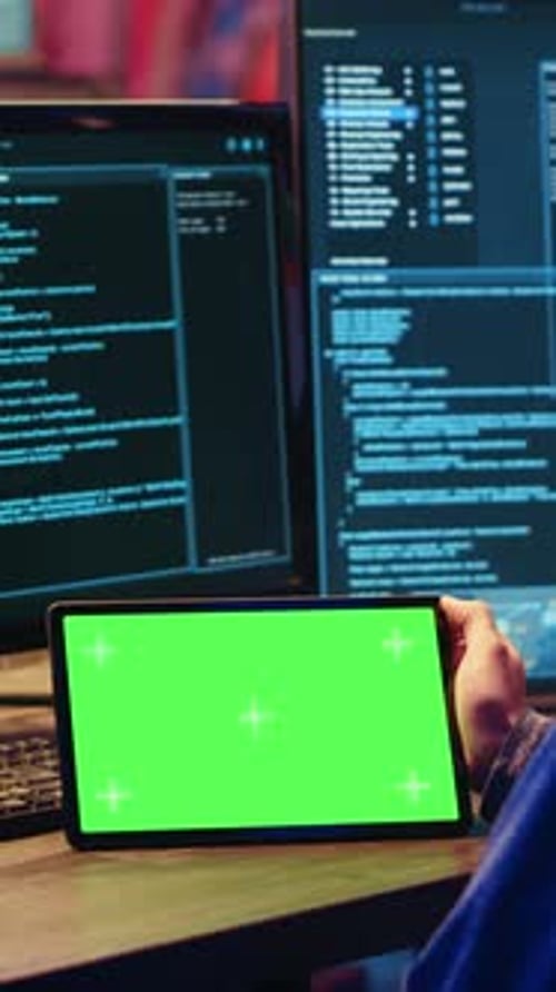 Vertikale Video-Hacker verwenden Ransomware auf dem Mockup-Tablet